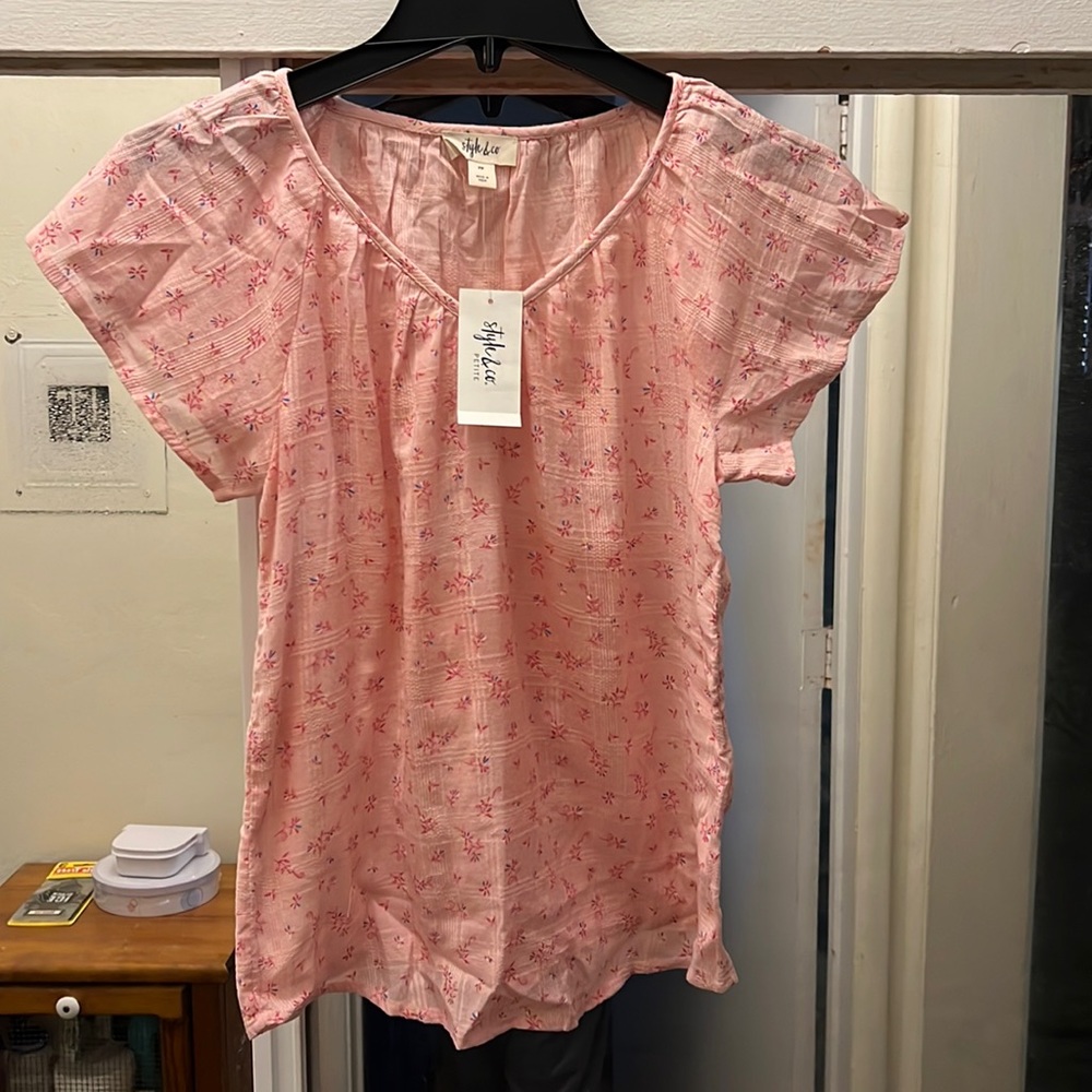 NEW!!!  Ladies summer short sleeve V-neck top.